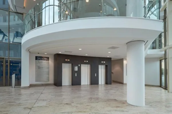 Moderne entreehal met drie liften in kantoorgebouw The Mark aan de Fascinatio Boulevard.